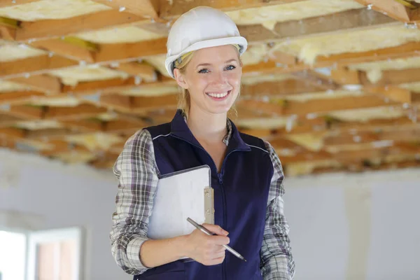 Lavoratrice Posa Sorridente — Foto Stock