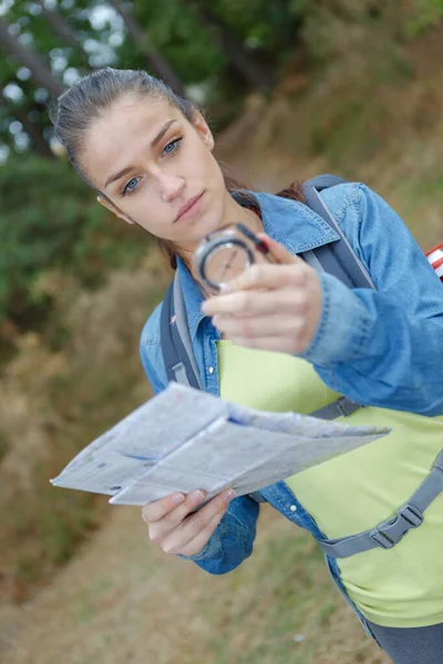Portret Van Jonge Vrouwelijke Wandelaar Met Kompas Kaart — Stockfoto