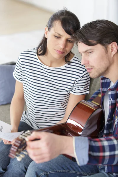 Amoroso Casal Estudo Para Tocar Guitarra Acústica Juntos — Fotografia de Stock