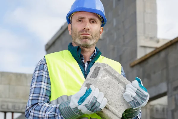 Albañil Mediana Edad Que Lleva Ladrillos — Foto de Stock