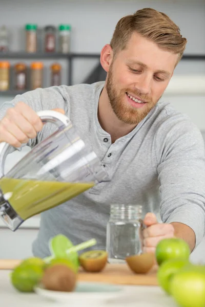 Uomo Versando Succo Sano Bicchiere — Foto Stock