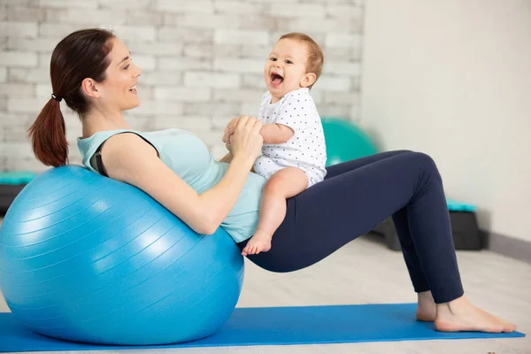 Mãe Está Envolvida Aptidão Como Ela Exercita Com Bebê — Fotografia de Stock