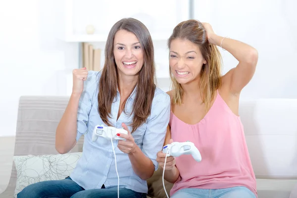 两个女孩玩电子游戏 — 图库照片