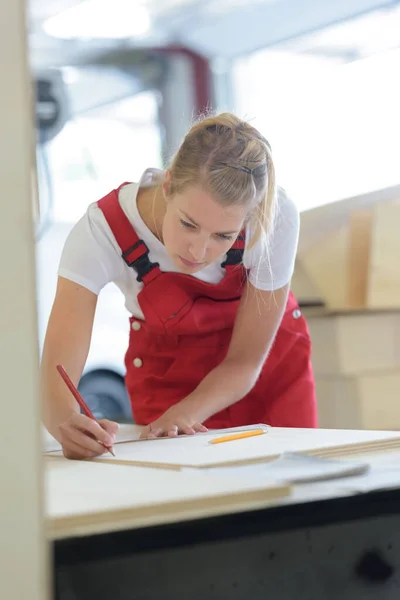 Kvinna Mäta Trä Planka Innan Såg — Stockfoto