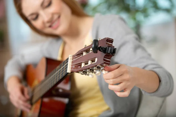 Mutlu Kız Gitar Çalıp Şarkı Söylüyor — Stok fotoğraf