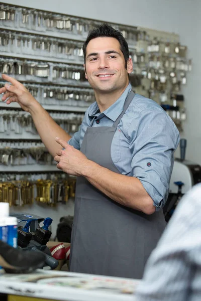 Schuster Diskutiert Mit Kunden Über Schlüsselduplikation — Stockfoto