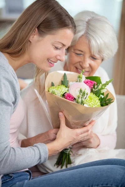 Retrato Avó Feliz Com Flores Casa — Fotografia de Stock