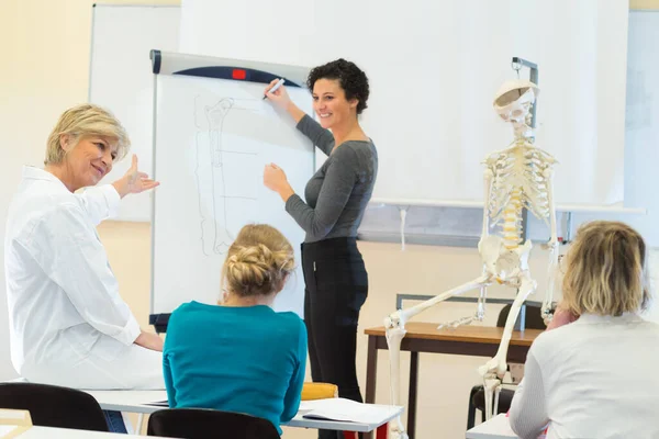 Insegnante Anatomia Suoi Studenti Classe — Foto Stock