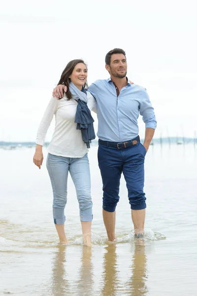 Paar Regnerischen Tag Tropischen Strand — Stockfoto