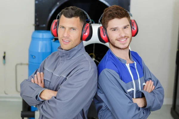 Dois Trabalhadores Posando Com Auriculares — Fotografia de Stock