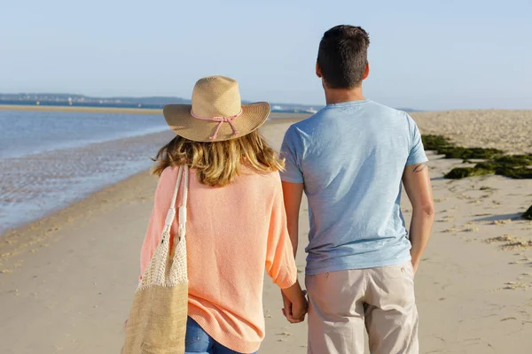 Par Promenader Längs Havet Stranden — Stockfoto