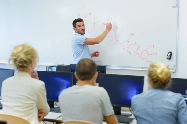 Uomo Affari Spolverino Bordo Bianco Sala Riunioni — Foto Stock