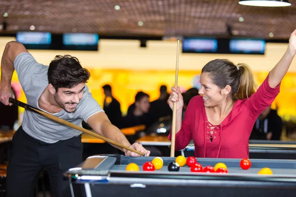 Bayan Tezahürat Yaparken Ortak Bilardo Masasında Vuruldu — Stok fotoğraf