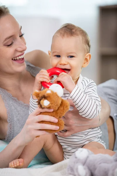 Bambino Bambino Sua Mamma Giocare Con Giocattoli Casa — Foto Stock