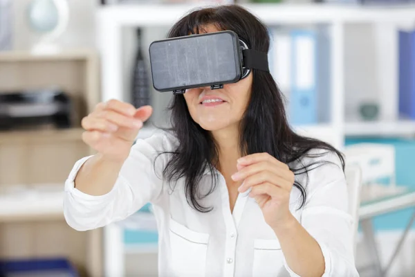 Mogen Kvinna Med Virtual Reality Goggles Hemma — Stockfoto