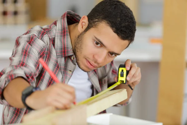 Snickare Mäta Trä Styrelse Sin Verkstad — Stockfoto