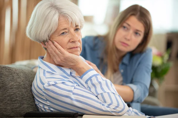 Molesta Hija Discutiendo Con Terca Vieja Madre Mayor — Foto de Stock