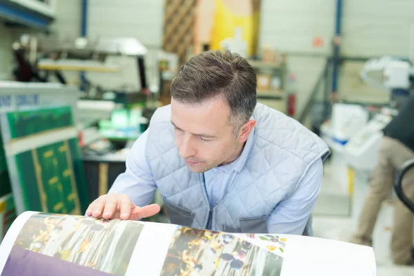 Printing Press Supervisor Checking Quality Prints — Stock Photo, Image