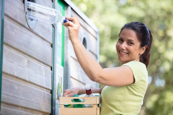 Glückliche Frau Recycelt Eine Leere Flasche — Stockfoto