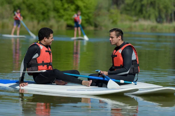 Men Paddleboard Having Conversation — Stock Photo, Image