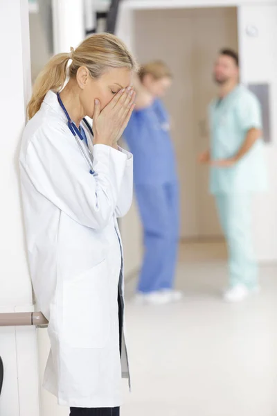 Distressed Female Doctor Hospital Corridor — Stock Photo, Image