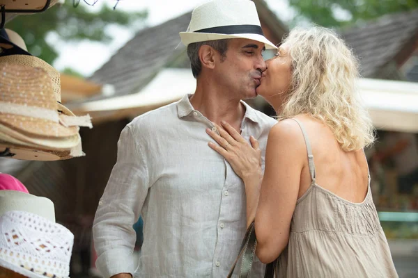 Feliz Pareja Besándose Mercado — Foto de Stock