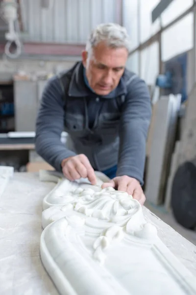 Sculpteur Principal Travaillant Sur Sculpture Marbre Dans Son Atelier — Photo