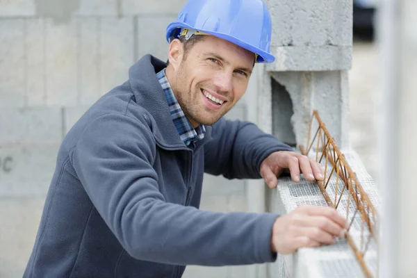 Gelukkige Mannelijke Bouwer Aan Het Werk — Stockfoto