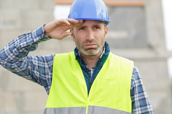 Constructor Hombre Con Cara Cansada Limpia Frente — Foto de Stock