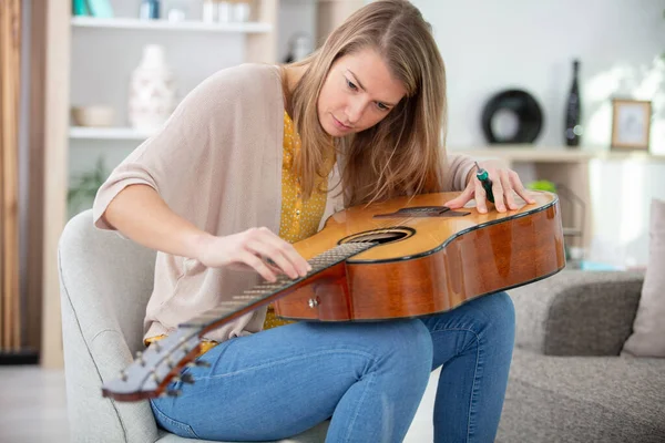 Jeune Femme Accordant Guitare Maison — Photo