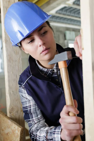 Vrouw Timmerman Met Behulp Van Hamer Duwen Spijker Een Hout — Stockfoto