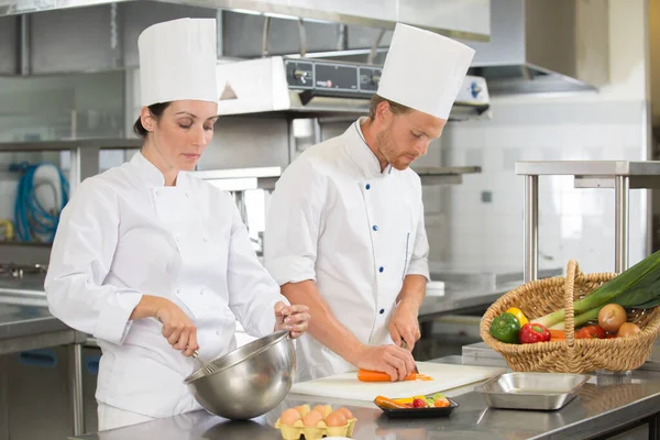 Homem Mulher Chefs Cozinhar Alimentos Restaurantes Cozinha — Fotografia de Stock