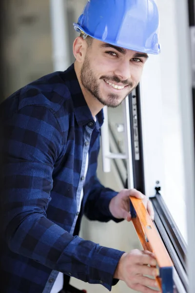 Handsomen Mann Arbeiter Montiert Metallschweller Auf Pvc Fensterrahmen — Stockfoto