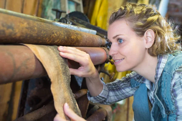 Vrouw Drukt Huiden Door Een Mangel — Stockfoto