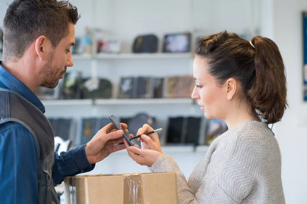 Kunde Bezahlt Mit Kreditkarte — Stockfoto