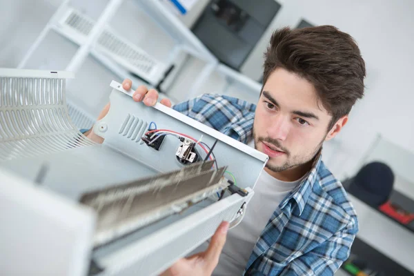 Fontanero Masculino Reparando Radiador Con Llave Inglesa — Foto de Stock