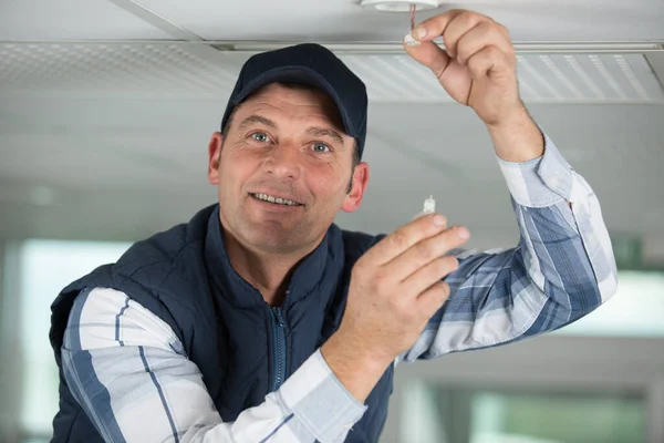 Man Ersätter Taket Glödlampa — Stockfoto