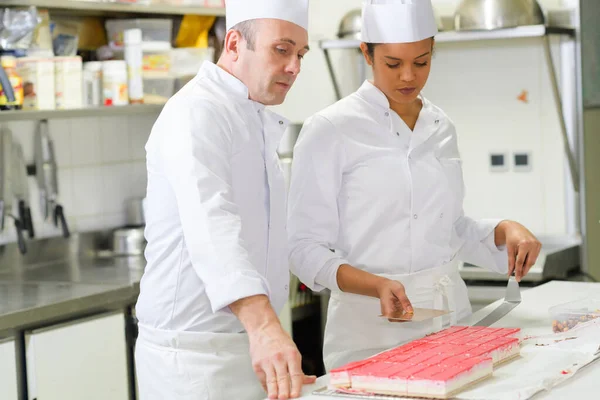 Chef Pastelaria Aprendiz Decorar Bolo — Fotografia de Stock