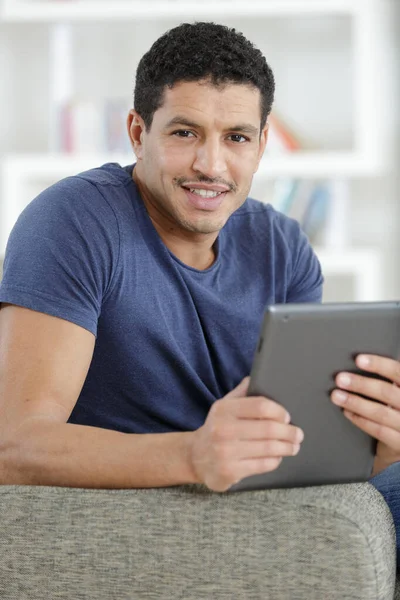 Schöner Mann Mit Einem Tablet — Stockfoto