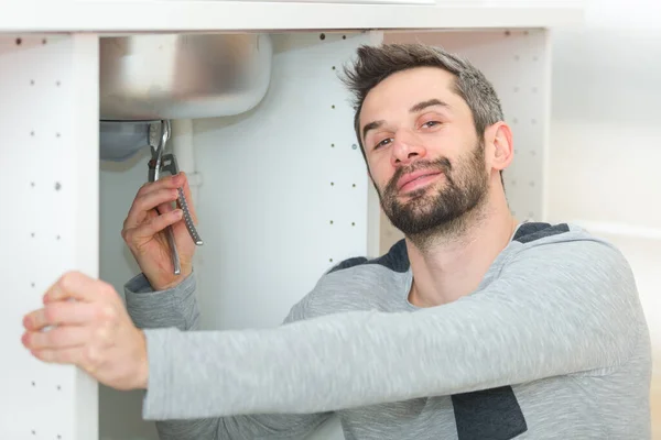 Man Rörmokare Installera Diskbänk Med Hjälp Skiftnyckel — Stockfoto