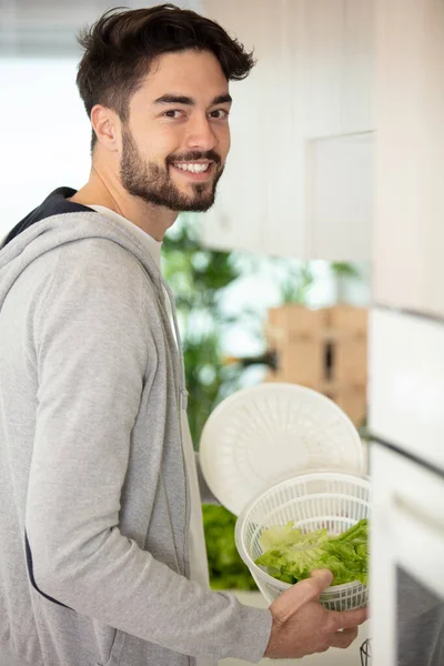 Bonito Jovem Vegan Masculino Sorrindo Excitadamente Segurando Fresco Alface Verde — Fotografia de Stock