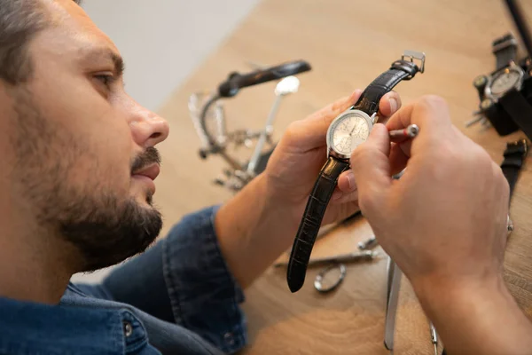 Een Man Die Een Horloge Repareert — Stockfoto