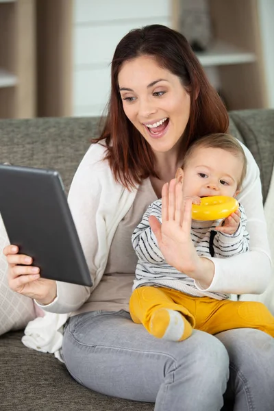 Gelukkig Mam Schattig Kind Baby Met Behulp Van Een Tablet — Stockfoto