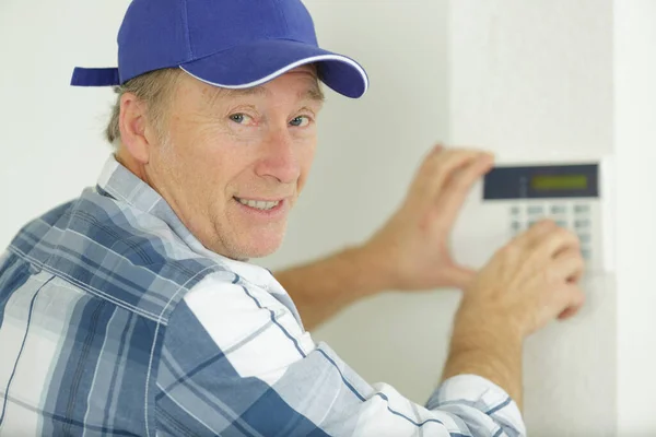 Een Volwassen Technicus Programmeertoetsenbord — Stockfoto