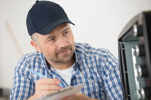 Handwerker Schreibt Notizen — Stockfoto