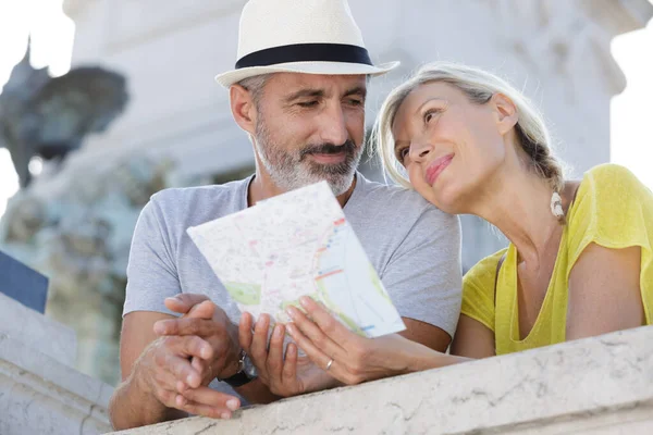 Couple Touristes Regardant Carte Ville — Photo