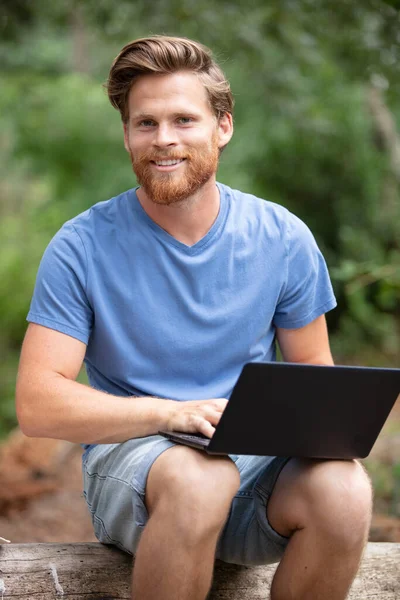 Man Använder Laptop Utomhus Landsbygden — Stockfoto