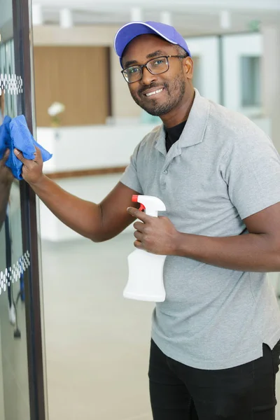 幸せな男オフィスの窓掃除 — ストック写真