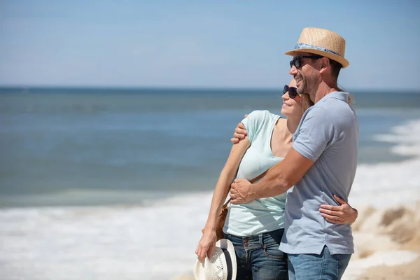 Couple Heureux Étreignant Sur Plage — Photo