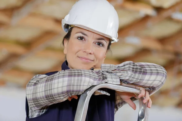 Retrato Uma Mulher Construtora Feliz Uma Escada — Fotografia de Stock
